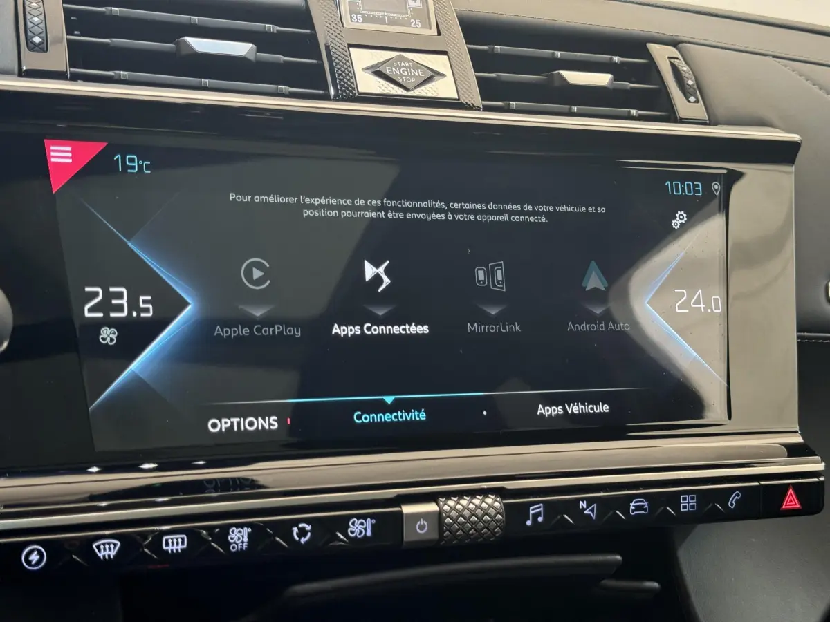 Écran tactile central du tableau de bord du DS7 Crossback bleu, affichant les options de connectivité Apple CarPlay et Android Auto.