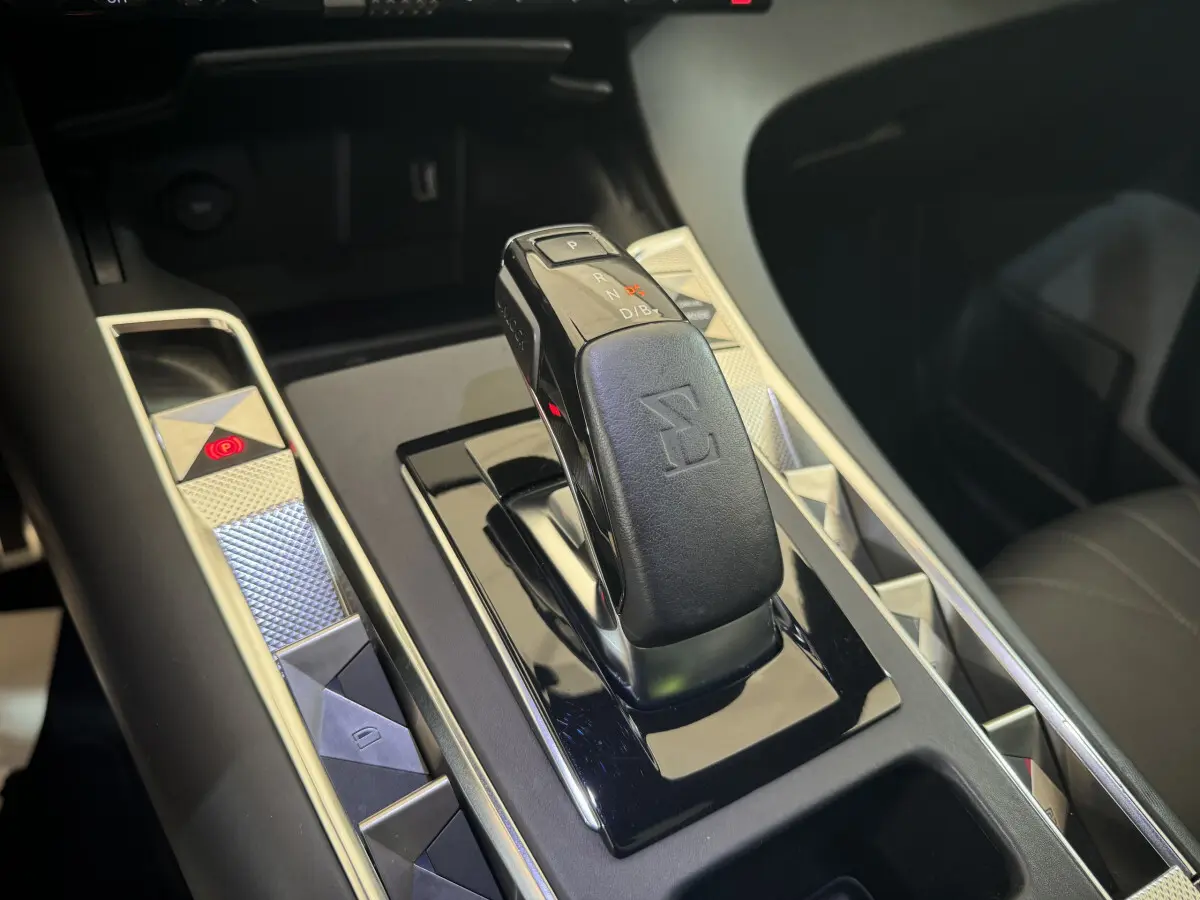 Le levier de vitesses automatique noir et cuir de la DS7 Crossback E-TENSE 4x4 Grand Chic, vue rapprochée centrale.