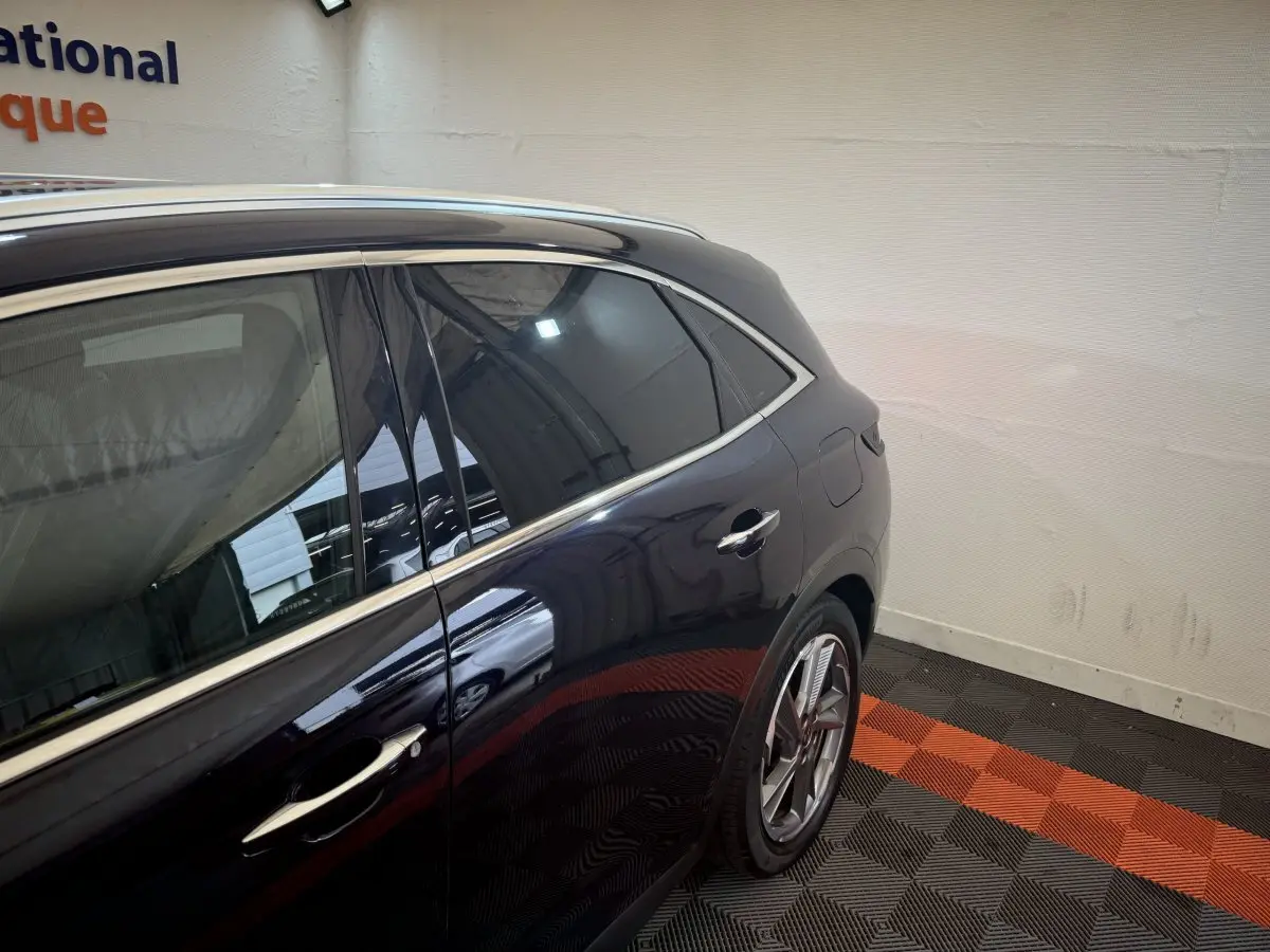 Vue latérale arrière droite d'un DS7 Crossback E-TENSE 4x4 bleu, soulignant les vitres teintées et les jantes alliage.