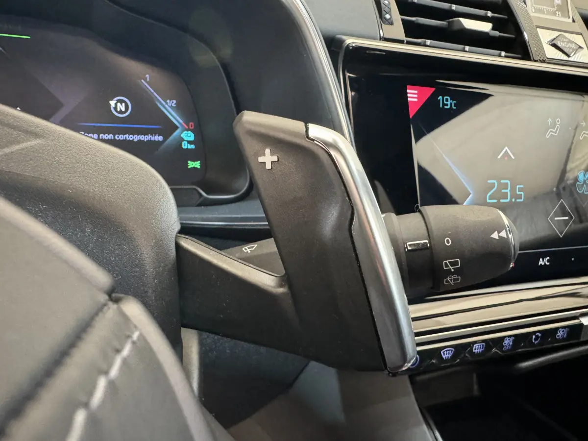 Gros plan sur la palette de changement de vitesse côté droit du tableau de bord noir du DS7 Crossback E-TENSE 4x4 bleu.