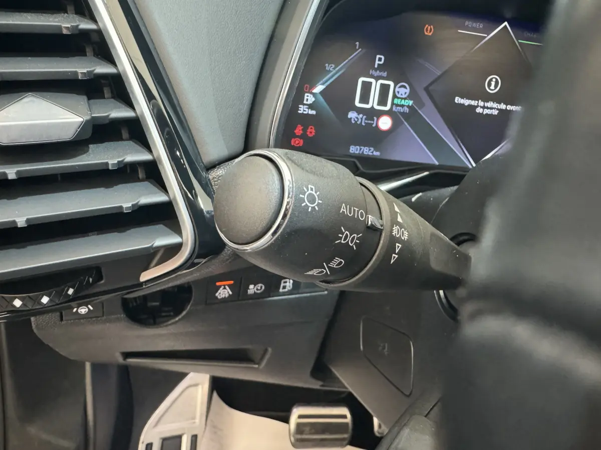 Gros plan sur la commande des phares et tableau de bord numérique du DS7 Crossback E-TENSE 4x4 Grand Chic 2020.