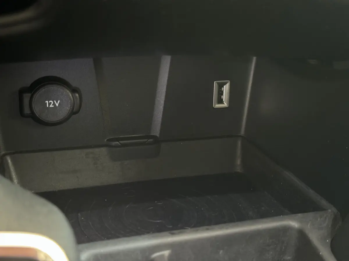 Prise 12V et port USB dans le rangement intérieur noir du DS7 Crossback E-TENSE 4x4 Grand Chic 2020.