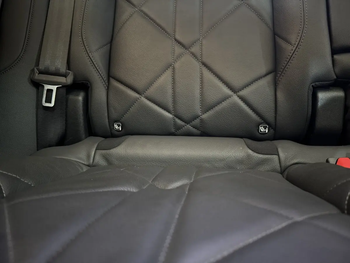 Gros plan sur la banquette arrière en cuir noir matelassé du DS7 Crossback E-TENSE 4x4 Grand Chic 2020.