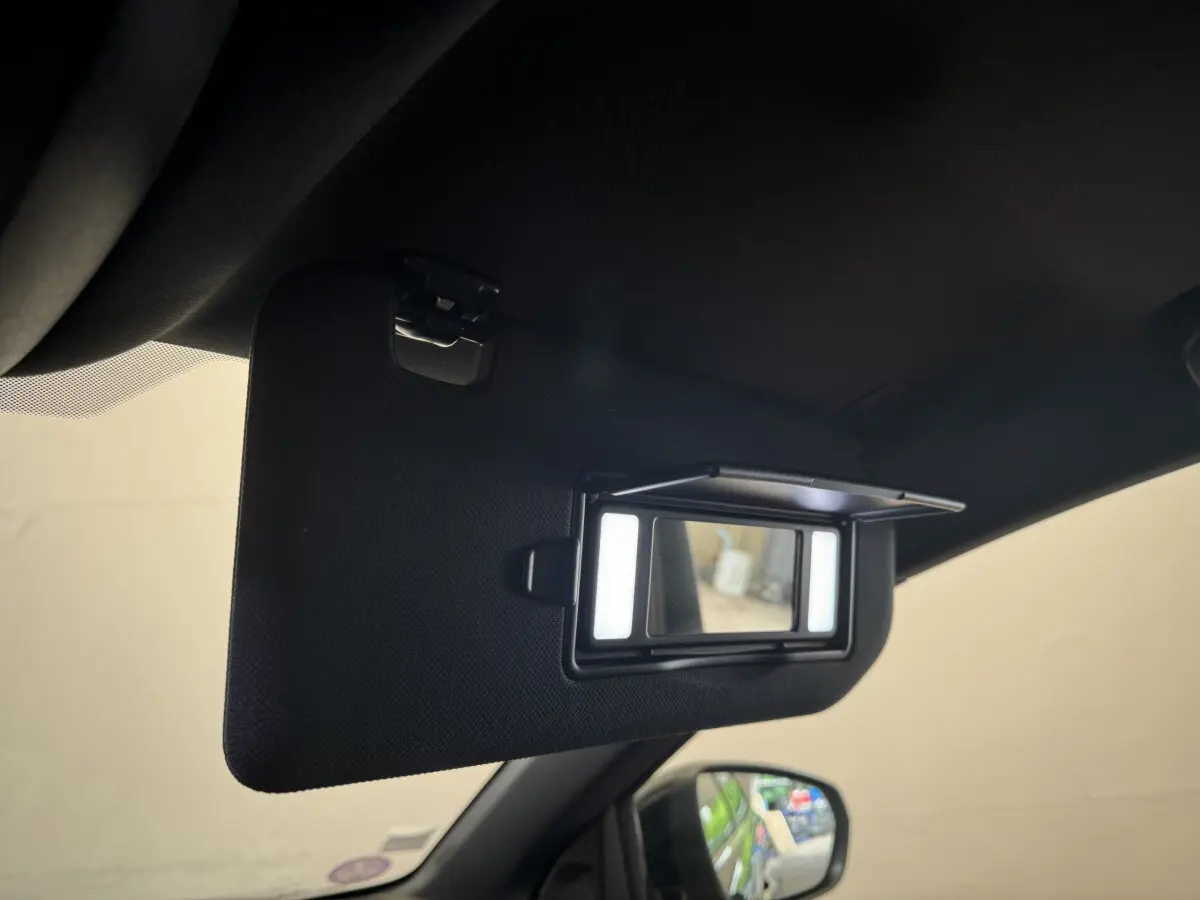 Miroir de courtoisie éclairé sur pare-soleil côté conducteur dans l’habitacle du DS7 Crossback bleu E-TENSE 2020.