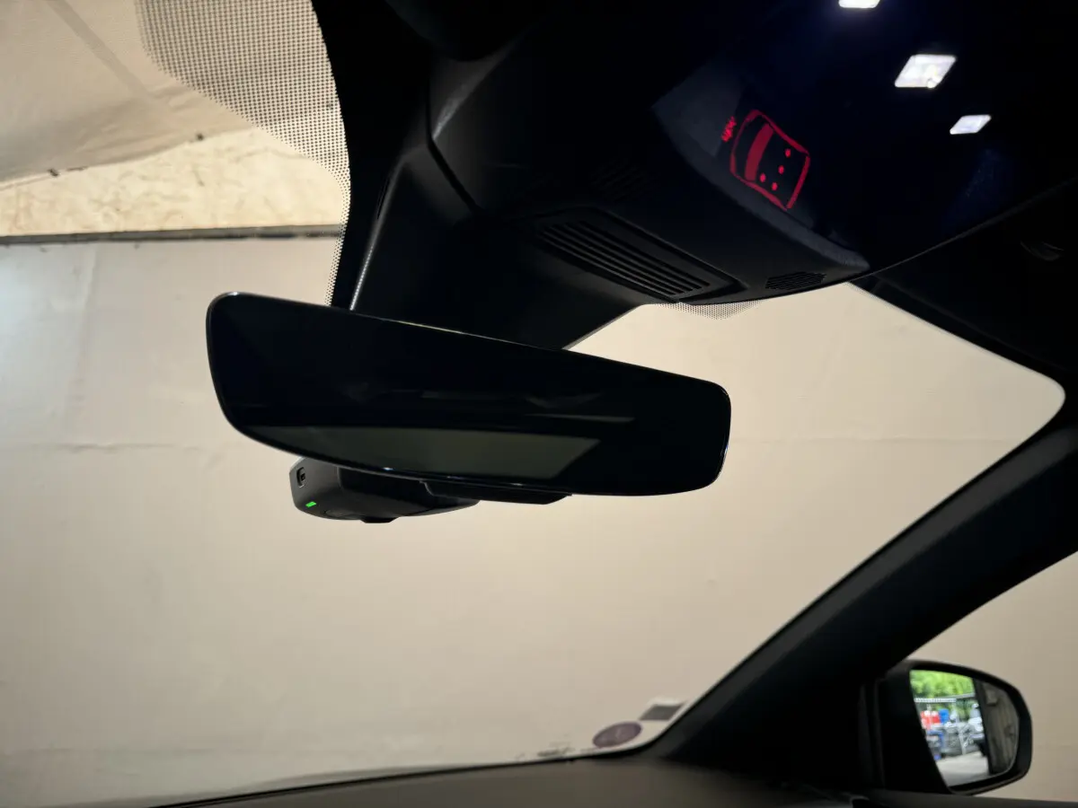 Rétroviseur intérieur et capteurs au plafond du DS7 Crossback E-TENSE 4x4 Grand Chic bleu, vue depuis l'habitacle côté conducteur.