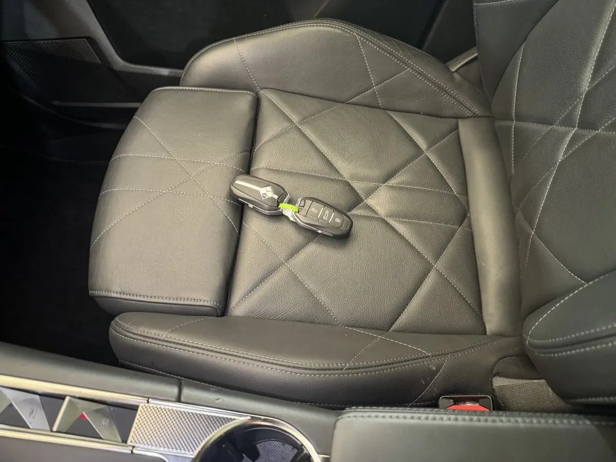 Gros plan sur le siège avant droit en cuir noir matelassé du DS7 Crossback avec la clé posée dessus.