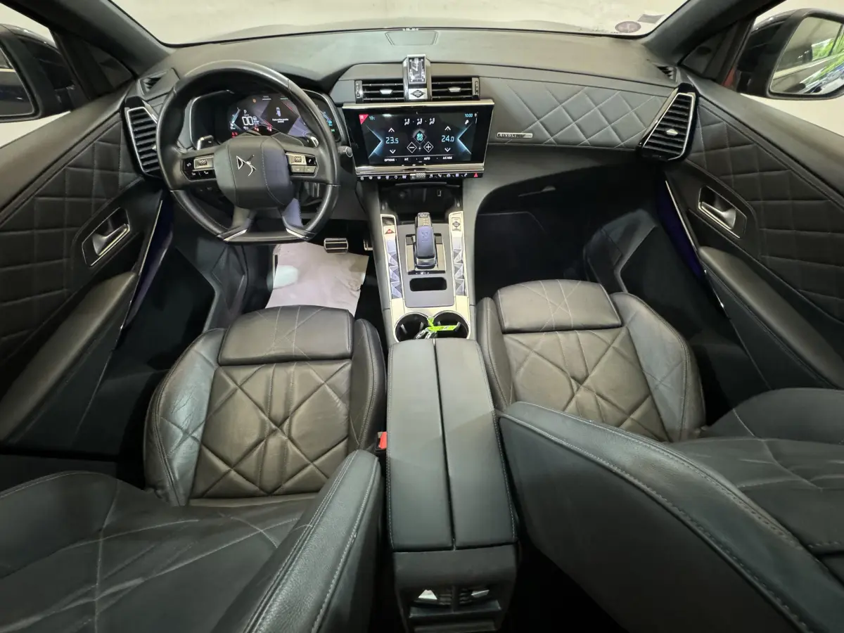Intérieur noir cuir matelassé du DS7 Crossback E-TENSE 4x4 Grand Chic vu de face, avec tableau de bord tactile et volant multifonctions.