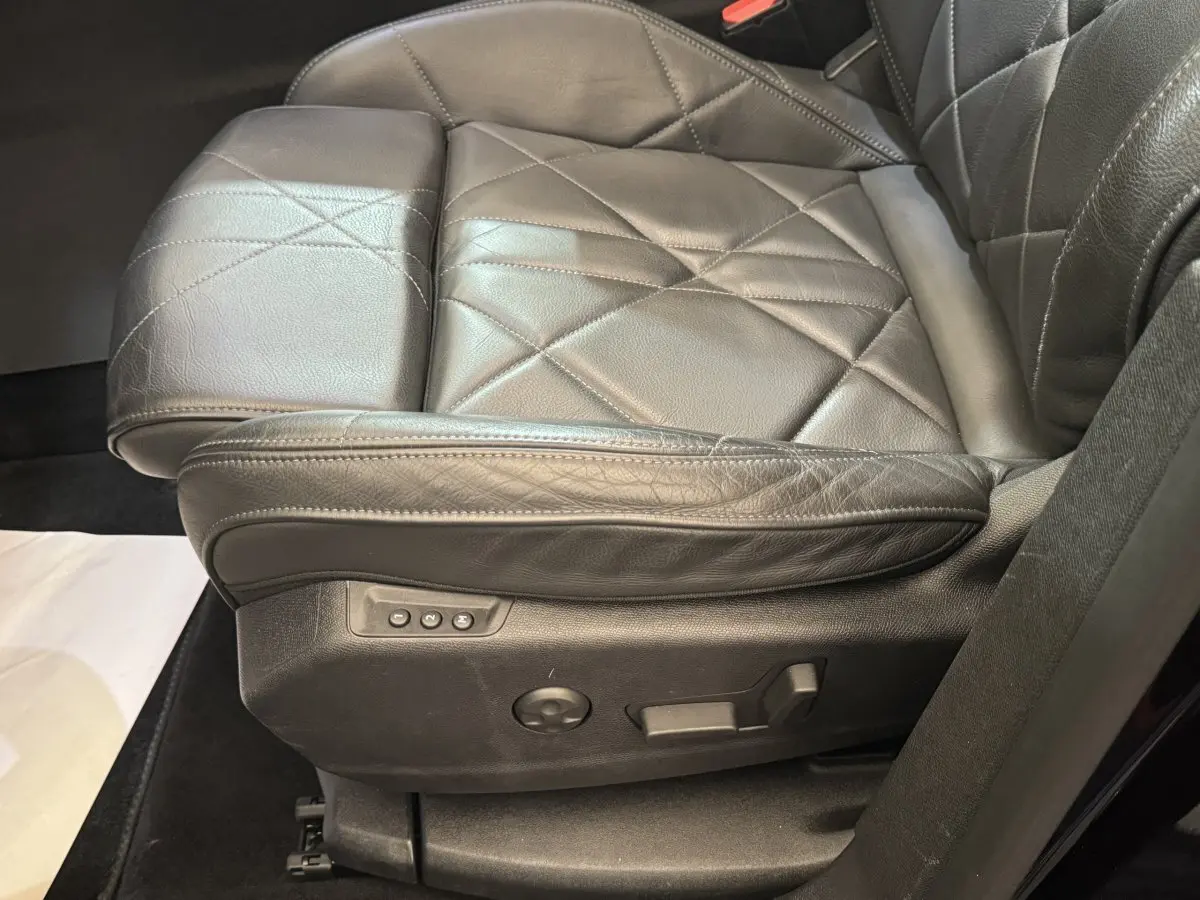 Gros plan sur le siège conducteur en cuir noir matelassé du DS7 Crossback E-TENSE 4x4 Grand Chic 2020.