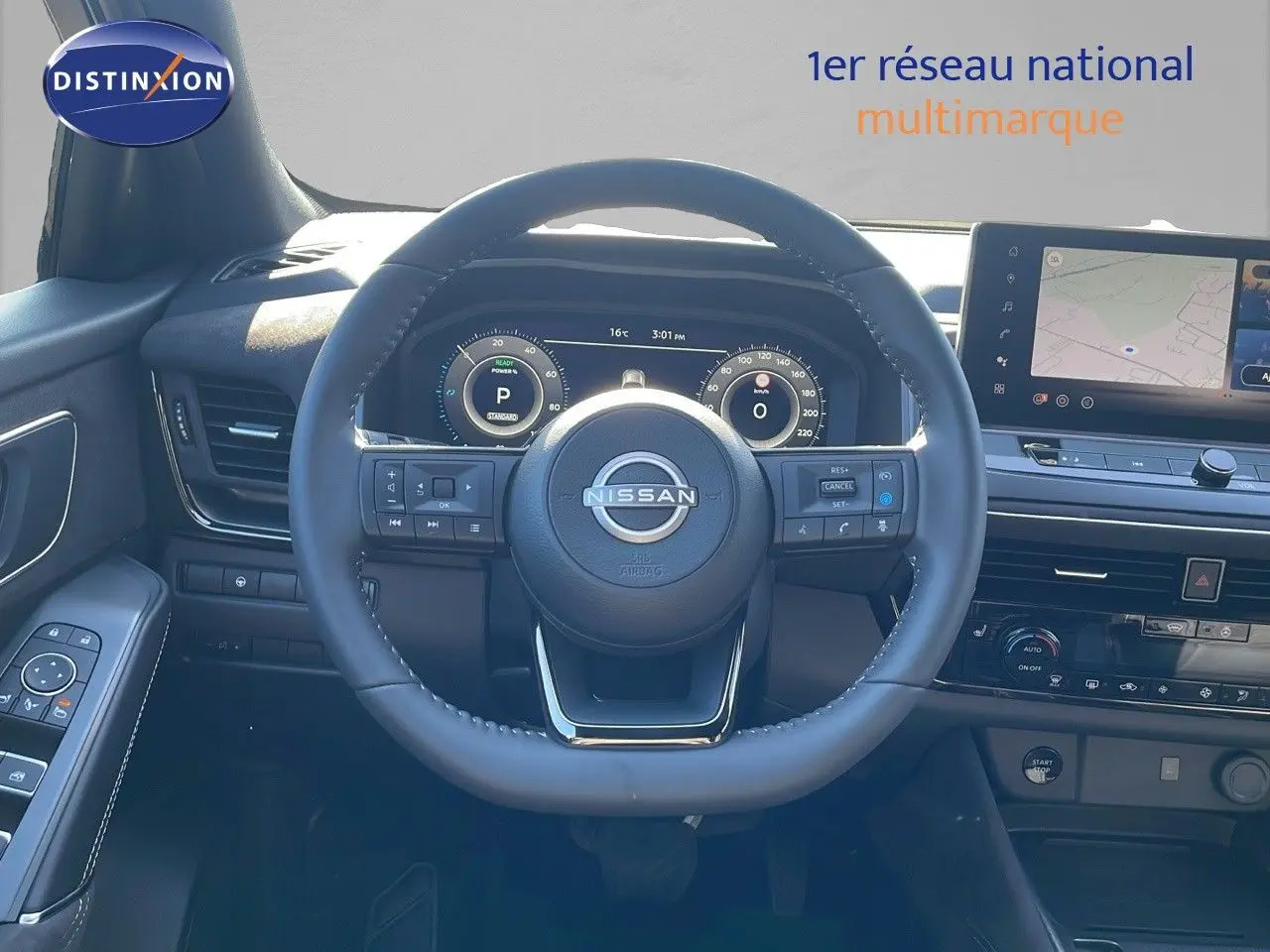 Vue intérieure centrée sur le volant Nissan du Qashqai 2025 avec tableau de bord numérique et écran tactile.