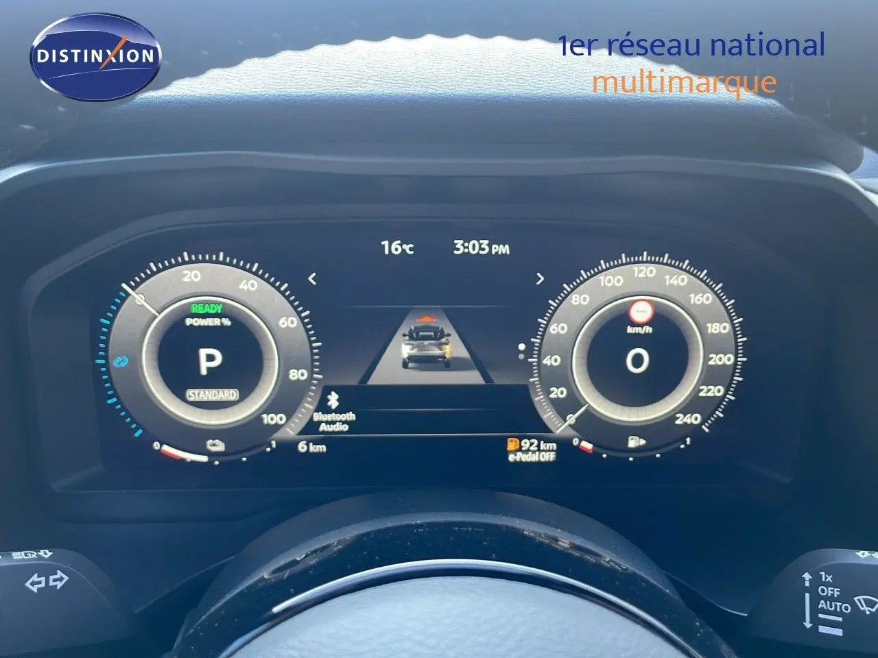 Tableau de bord numérique du Nissan Qashqai 2025 affichant la vitesse, la température et l'état de la batterie.