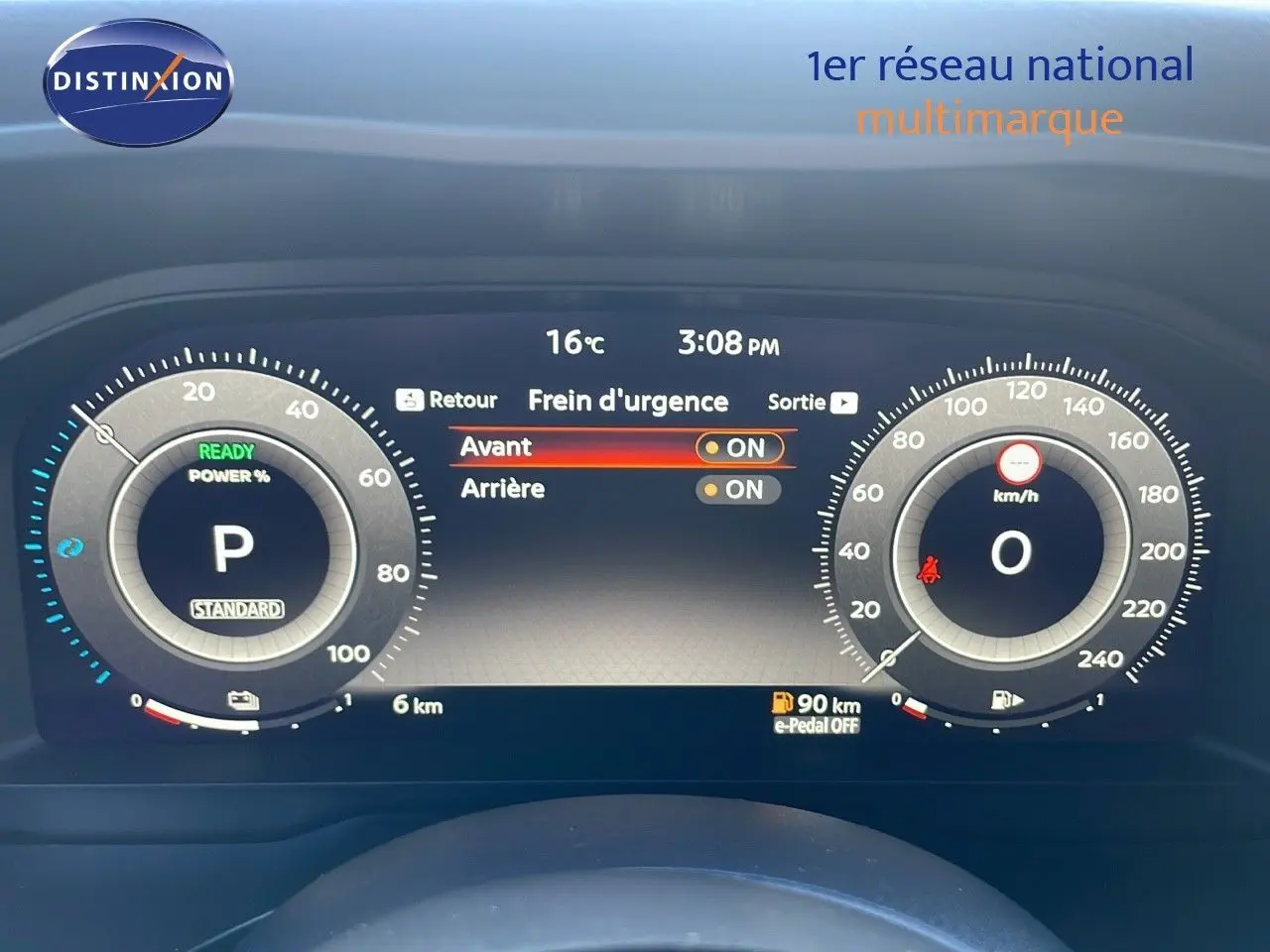 Tableau de bord numérique du Nissan Qashqai 2025 affichant la vitesse, la puissance et l'activation du frein d'urgence.