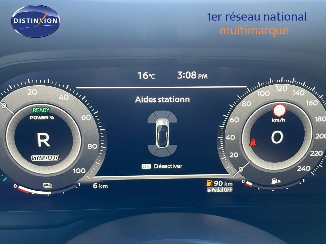 Tableau de bord numérique du Nissan Qashqai 2025 affichant l'aide au stationnement et la vitesse à 0 km/h.