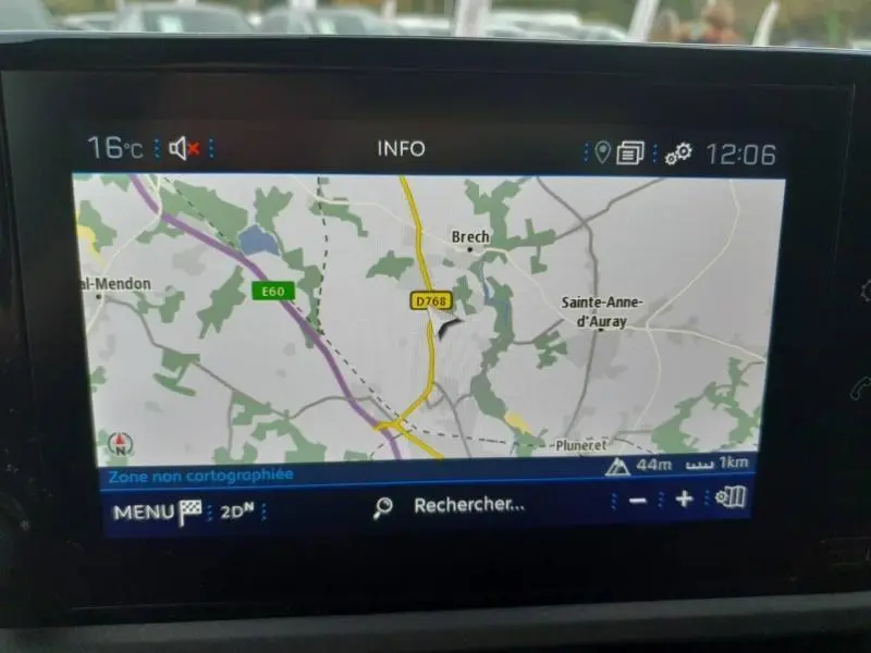 Écran tactile du GPS du Peugeot Partner 2019 affichant une carte routière avec itinéraire et informations de navigation.