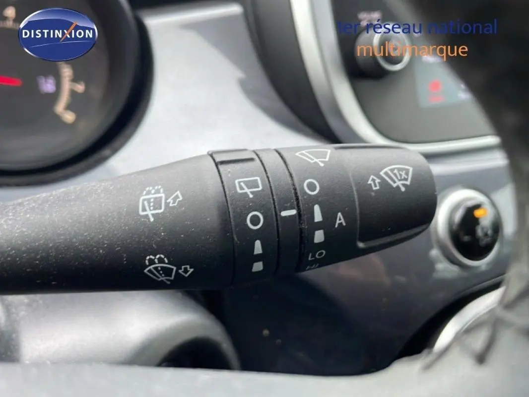 Gros plan sur la commande des essuie-glaces dans l'habitacle du Fiat 500X gris foncé MY18 Lounge.