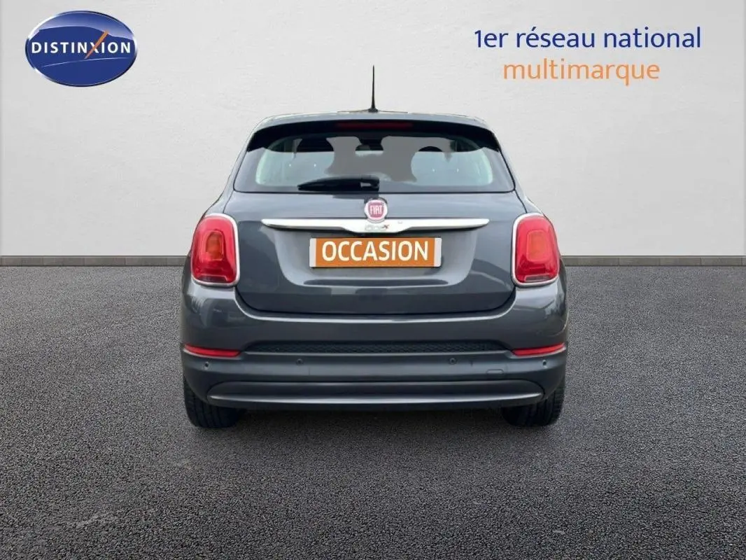Vue arrière d'une FIAT 500X gris foncé avec feux rouges et plaque "OCCASION" sur fond neutre.
