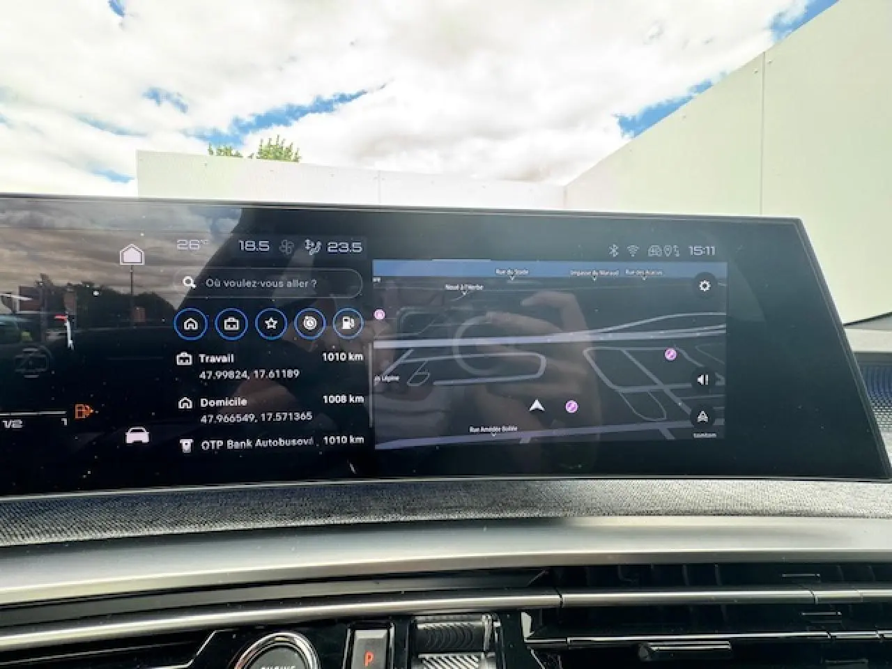 Écran tactile de navigation du Peugeot 3008 II gris Artense, vue intérieure du tableau de bord.
