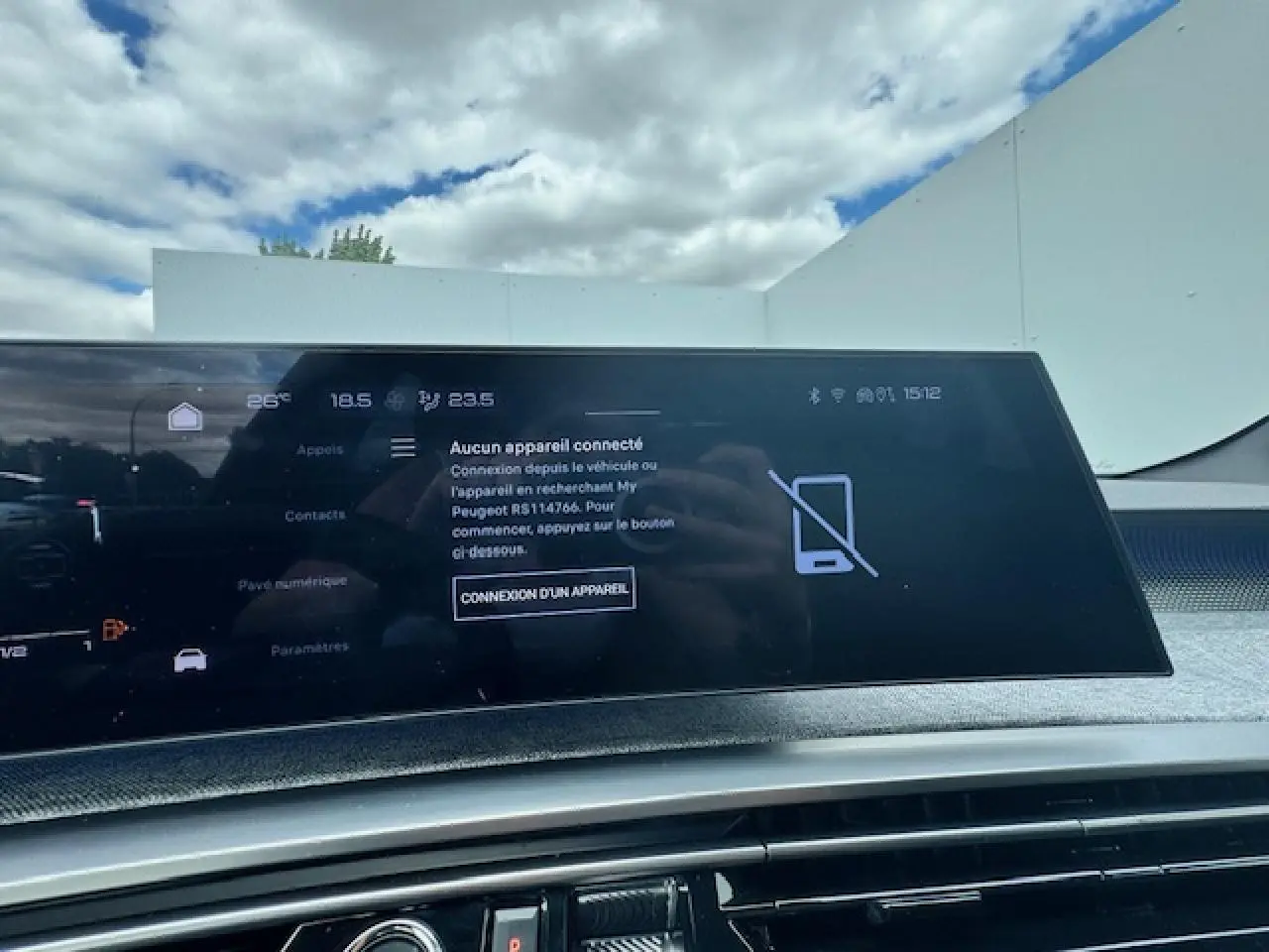 Écran tactile du tableau de bord du Peugeot 3008 gris Artense, affichant la connexion Bluetooth, vue intérieure frontale.