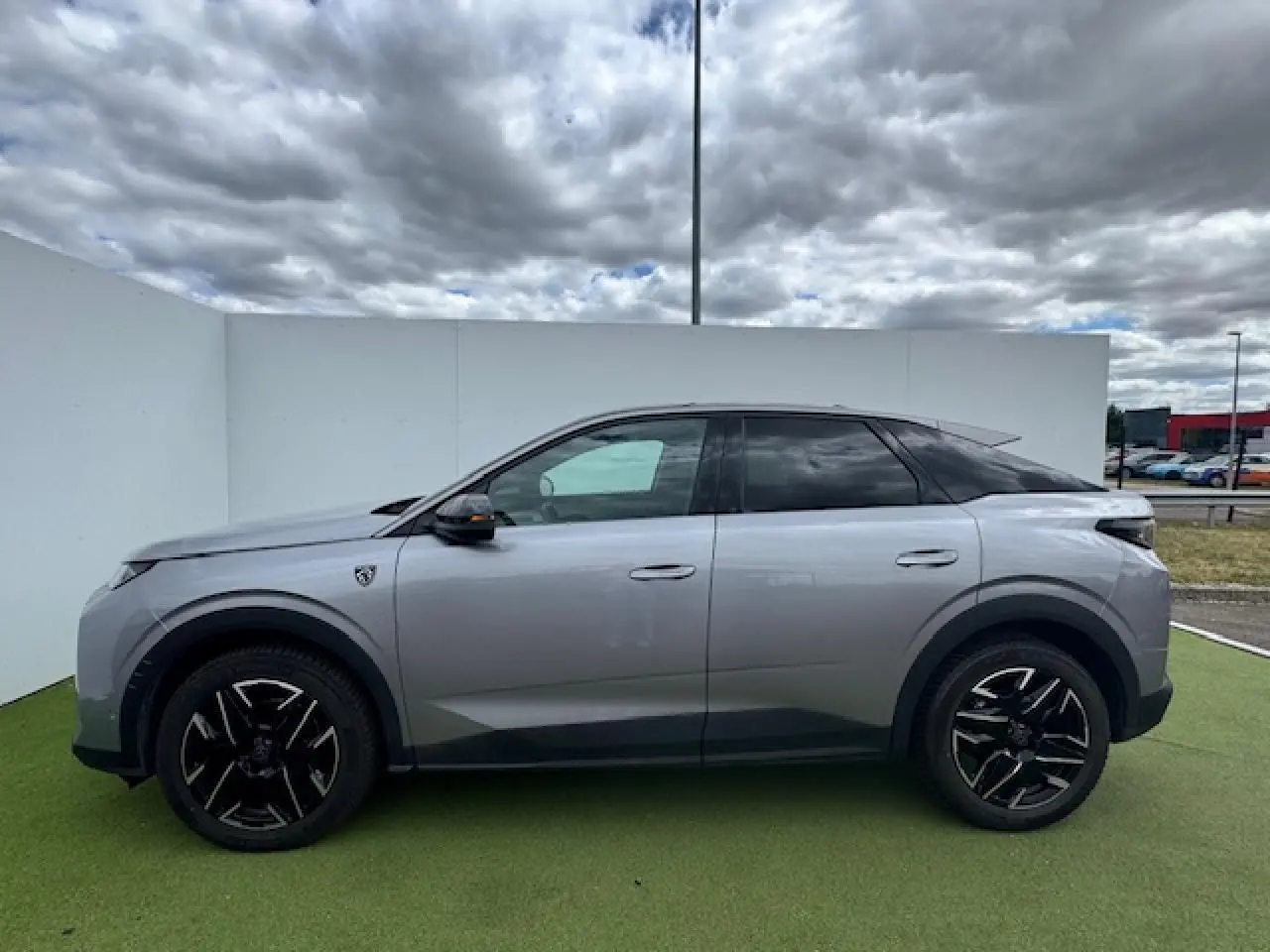 Peugeot 3008 II gris Artense toit noir vue de profil côté gauche avec jantes alliage noires et détails noirs.