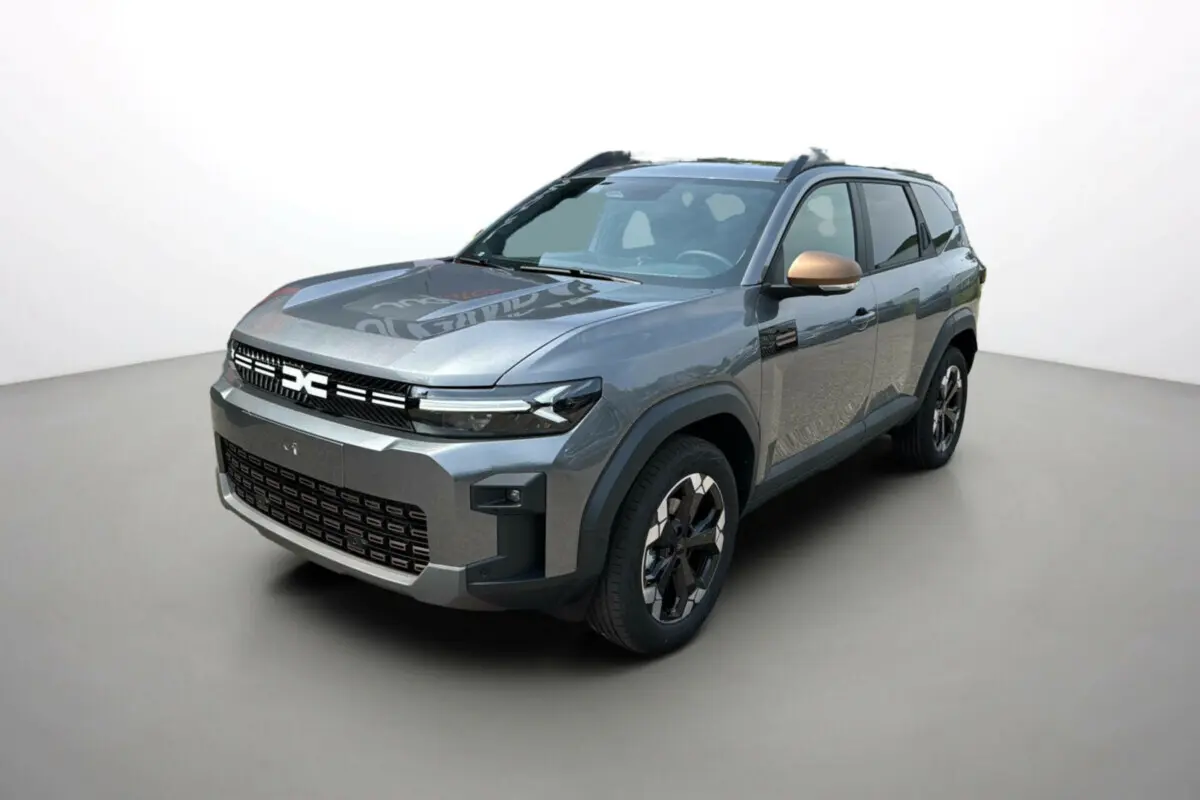 Dacia Bigster Hybrid 155 Extreme Plus gris schiste en 3/4 avant droit avec jantes alu et rétroviseurs bronze.
