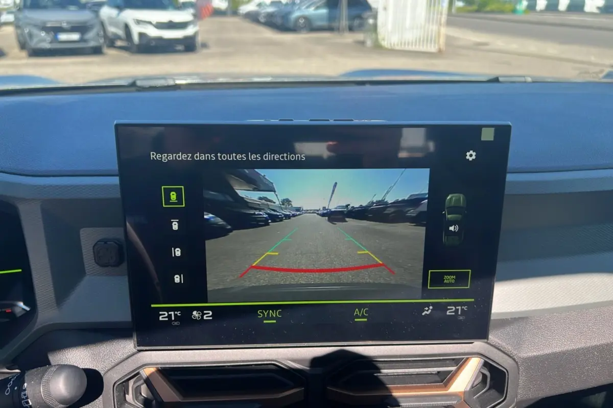 Écran central du tableau de bord du Dacia Bigster Hybrid 155 Extreme Plus affichant la caméra de recul en extérieur.