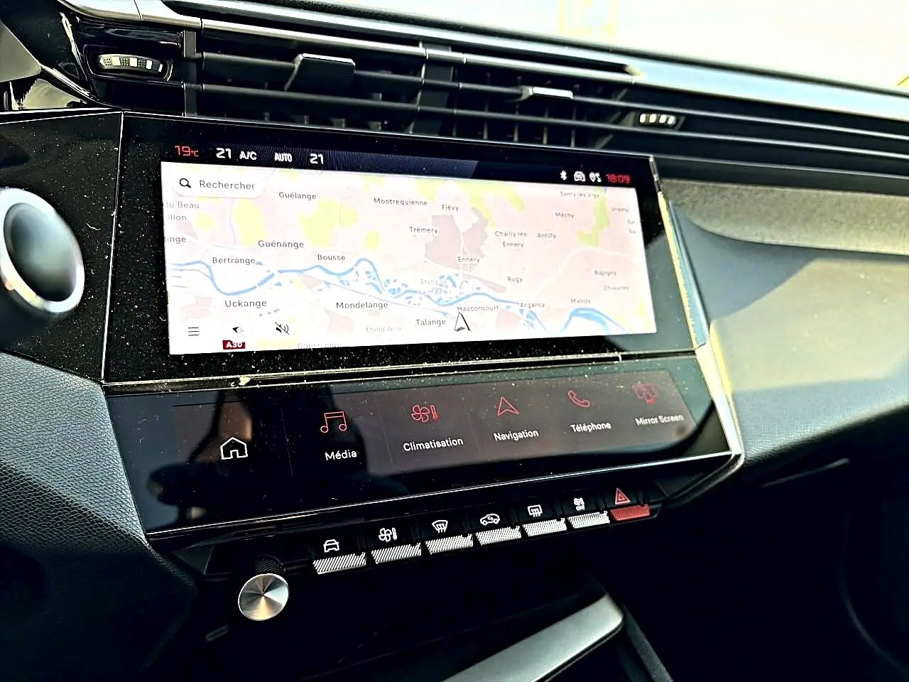 Vue rapprochée de la console centrale du Peugeot 408 Hybrid 145 allure 2025 avec écran tactile et commandes digitales.