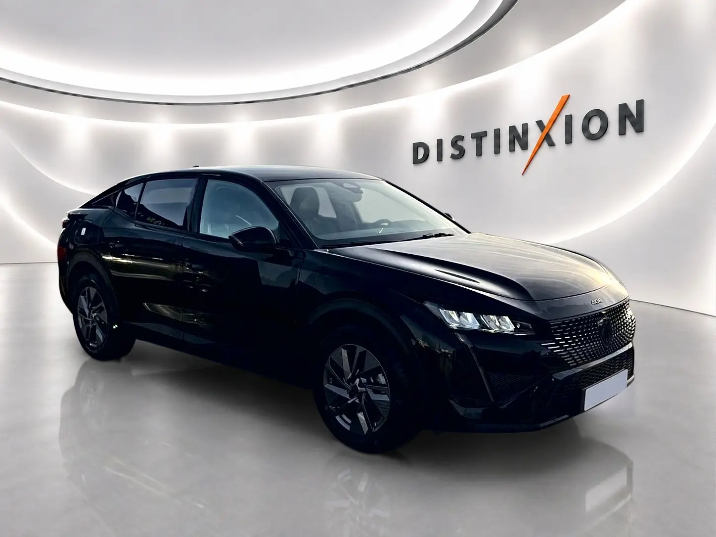 Peugeot 408 Hybrid 145 allure noir, vue 3/4 avant droit, avec calandre noire et jantes alu distinctives.