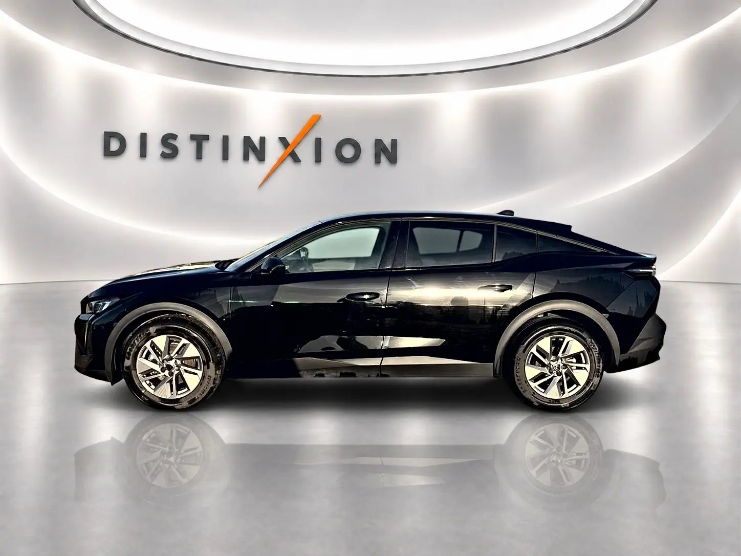 Profil côté gauche d'une Peugeot 408 Hybrid 145 allure e-dcs6 noire, avec jantes alu et vitres teintées, en studio.
