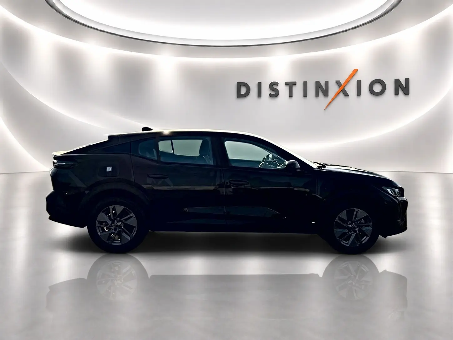 Profil côté gauche d'une Peugeot 408 Hybrid 145 allure e-dcs6 noire, avec jantes alu et vitres teintées en intérieur lumineux.