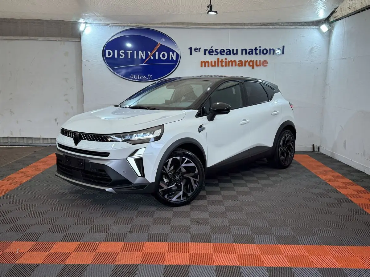 Renault Captur esprit Alpine blanc en 3/4 avant droit avec toit noir et jantes noires stylisées.