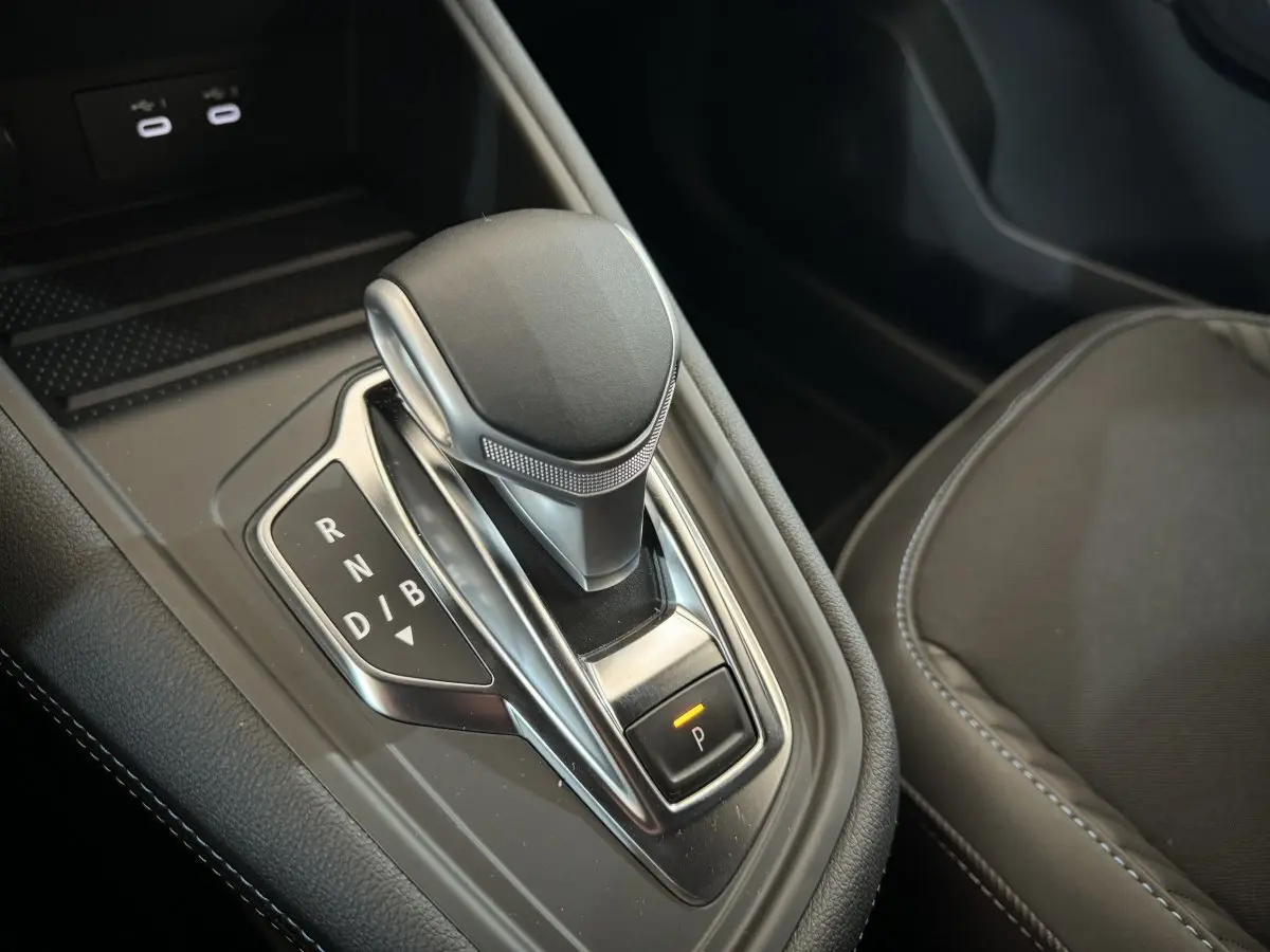 Le levier de vitesses automatique noir du Renault Captur Esprit Alpine E-Tech 2025, avec coutures blanches visibles.