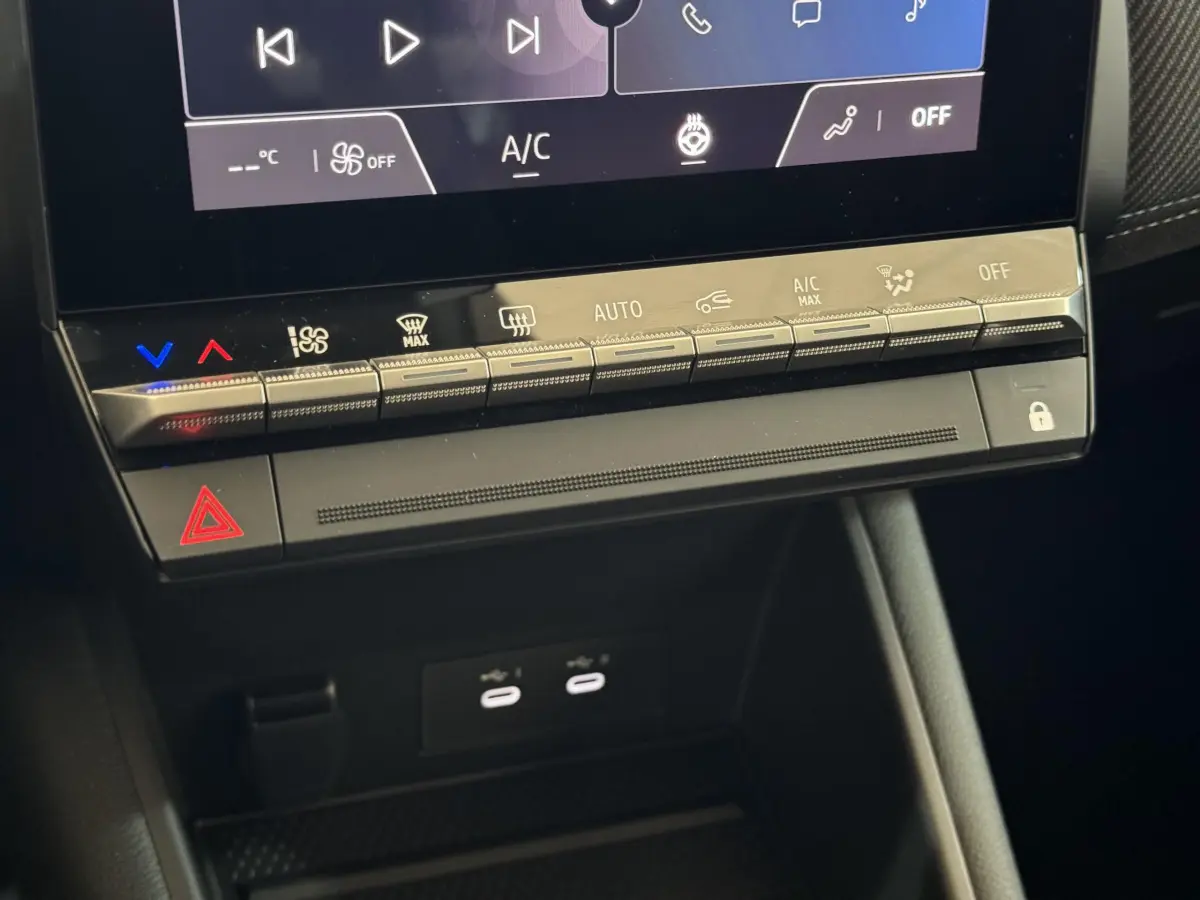 Gros plan sur la console centrale tactile du Renault Captur Esprit Alpine E-Tech 2025 avec commandes climatisation et ports USB-C.