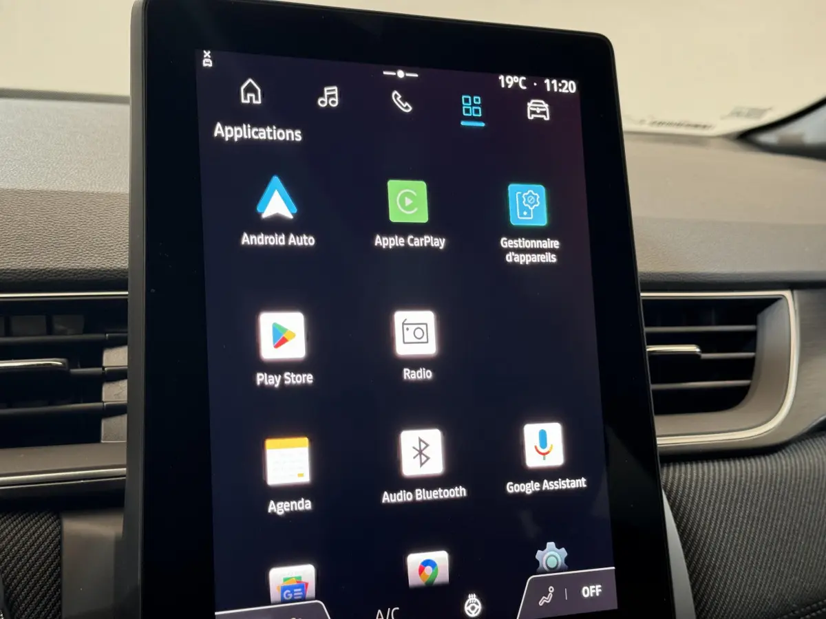 Écran tactile central du tableau de bord du Renault Captur blanc esprit Alpine 2025, affichant les applications connectées.