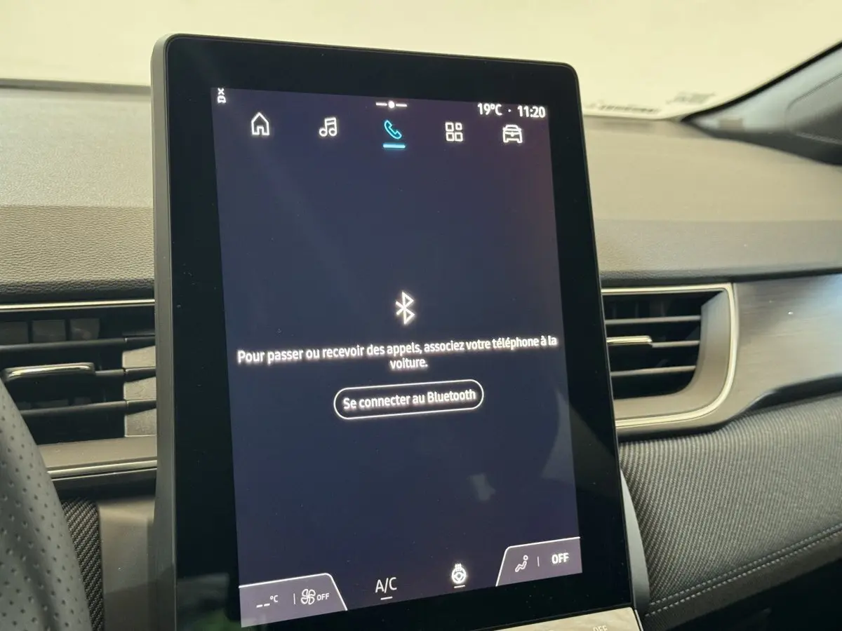 Écran tactile central vertical affichant la connexion Bluetooth dans l'habitacle du Renault Captur blanc 2025