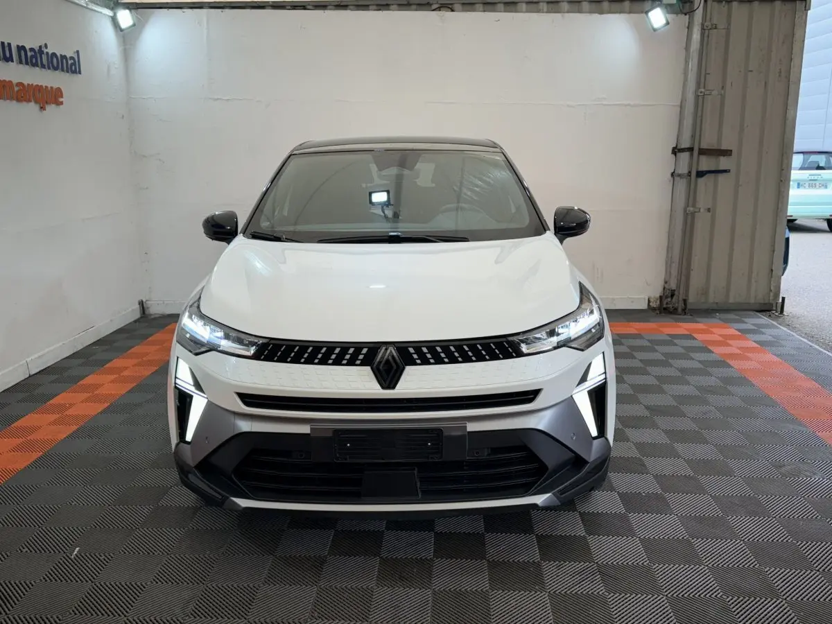 Vue de face du Renault Captur blanc esprit Alpine E-Tech 2025 avec feux LED et calandre noire distinctive.