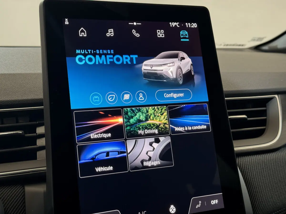 Écran tactile central du tableau de bord du Renault Captur blanc, affichant le mode de conduite Comfort.