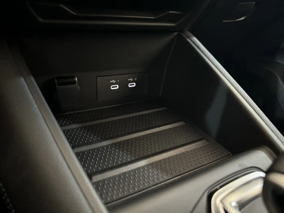 Gros plan sur la console centrale noire du Renault Captur esprit Alpine E-Tech avec deux ports USB-C éclairés.