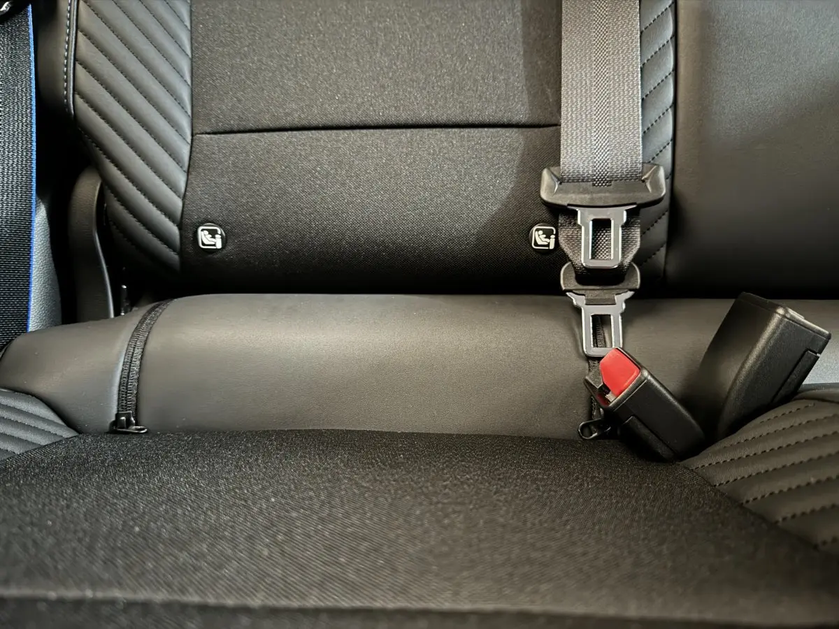 Gros plan sur la banquette arrière noire du Renault Captur avec ceintures de sécurité et ancrages Isofix visibles.