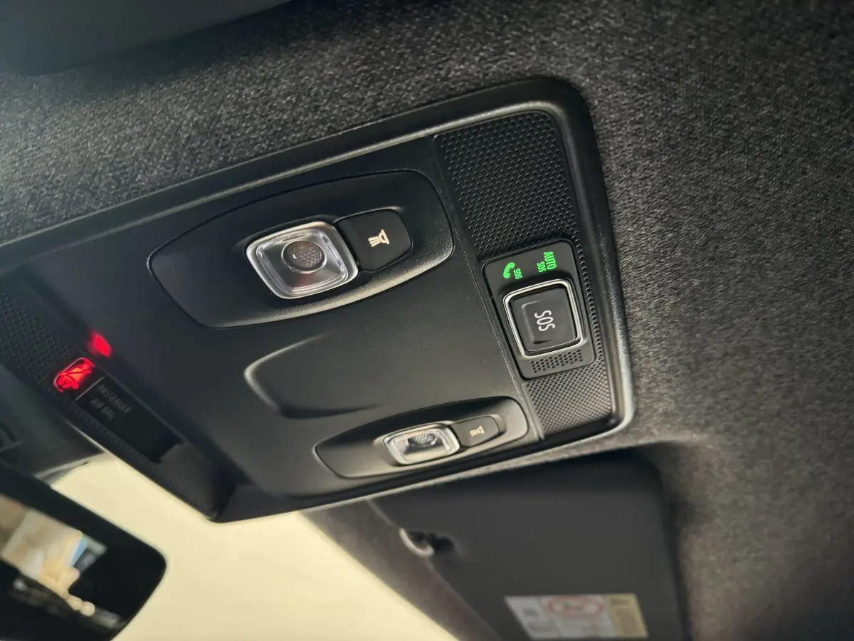 Plafonnier intérieur noir avec boutons SOS et éclairage, vue en gros plan du toit du Renault Captur blanc esprit Alpine E-Tech.