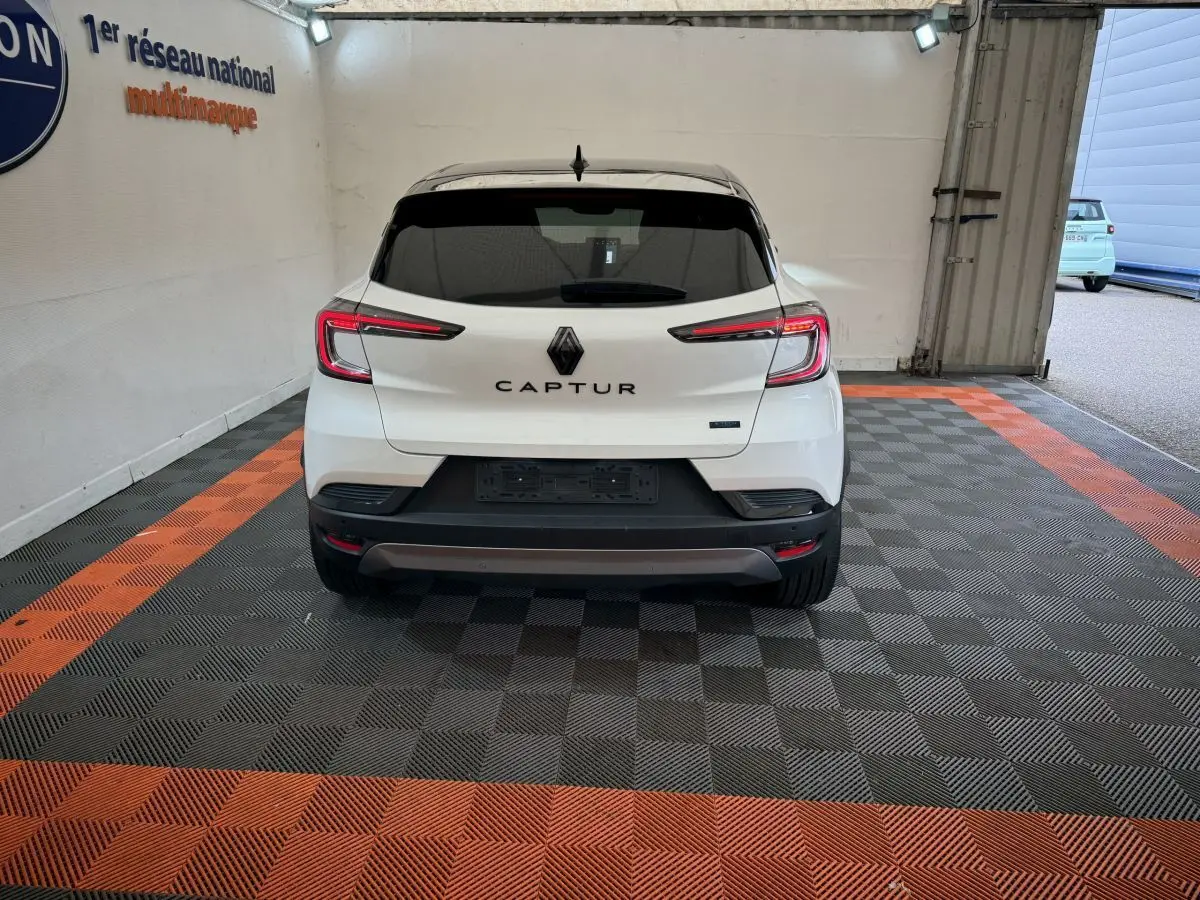 Vue arrière du Renault Captur blanc esprit Alpine E-Tech 2025, avec feux LED et logo bien visibles.