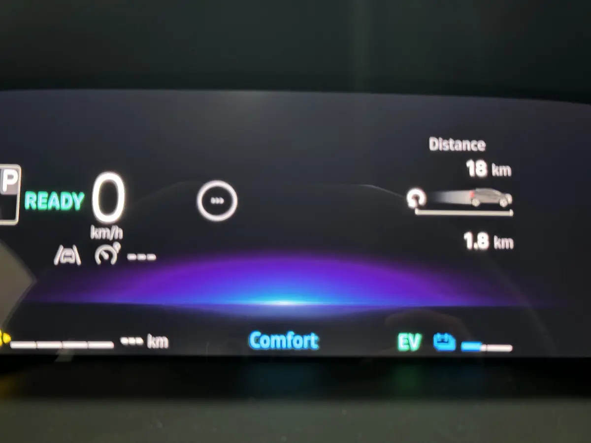 Affichage numérique 10,4 pouces du combiné d'instruments du Renault Captur hybride, mode confort et autonomie EV visible.