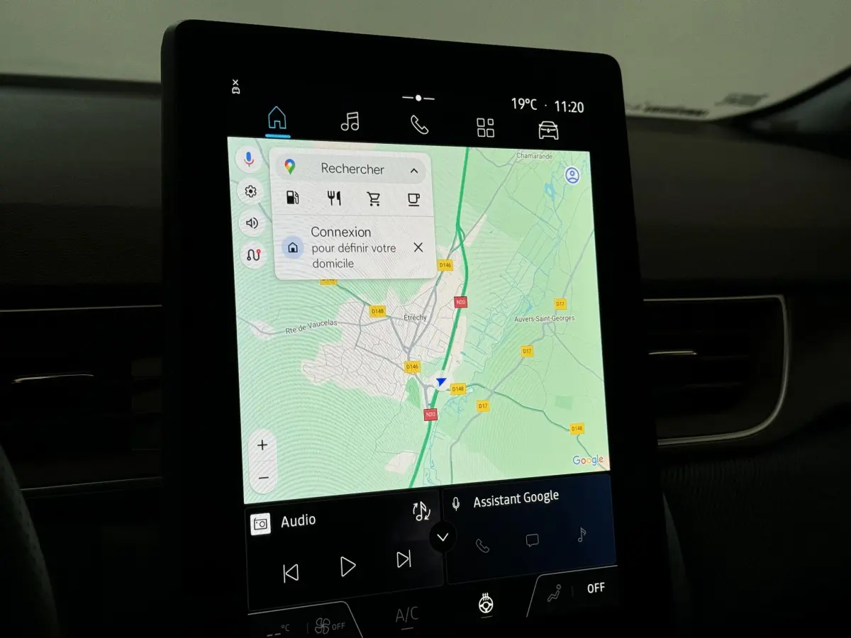 Écran tactile central affichant la navigation Google Maps dans l’habitacle sombre du Renault Captur blanc esprit Alpine E-Tech.