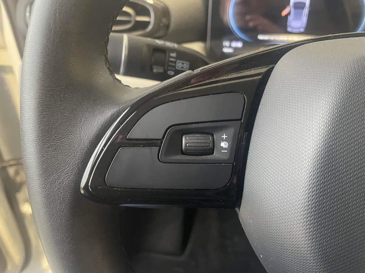 Gros plan sur le volant cuir noir du LEAPMOTOR T03 Luxury 2025 avec commandes multifonctions et molette de réglage du volume.