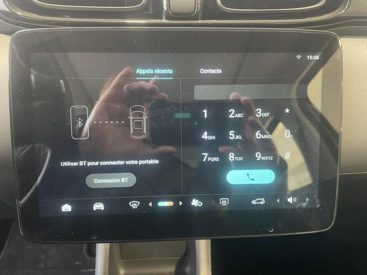 Écran tactile central de la LEAPMOTOR T03 Luxury blanc, affichant la connexion Bluetooth en mode appel.