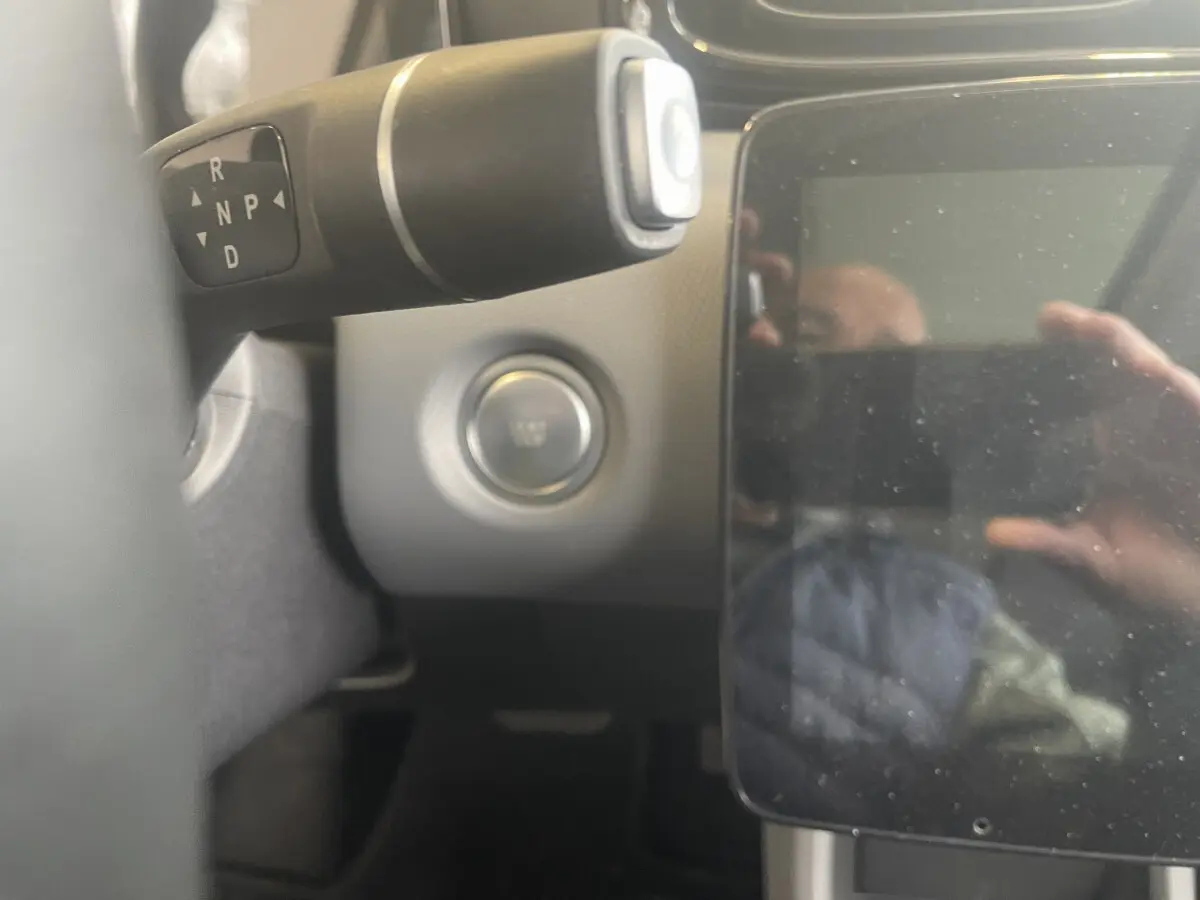 Gros plan sur la commande de boîte automatique et le bouton démarrage du tableau de bord du LEAPMOTOR T03 blanc.