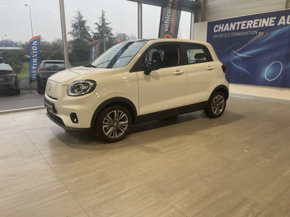 Vue 3/4 avant droite du LEAPMOTOR T03 Luxury blanc électrique, avec phares LED et jantes stylisées en concession.