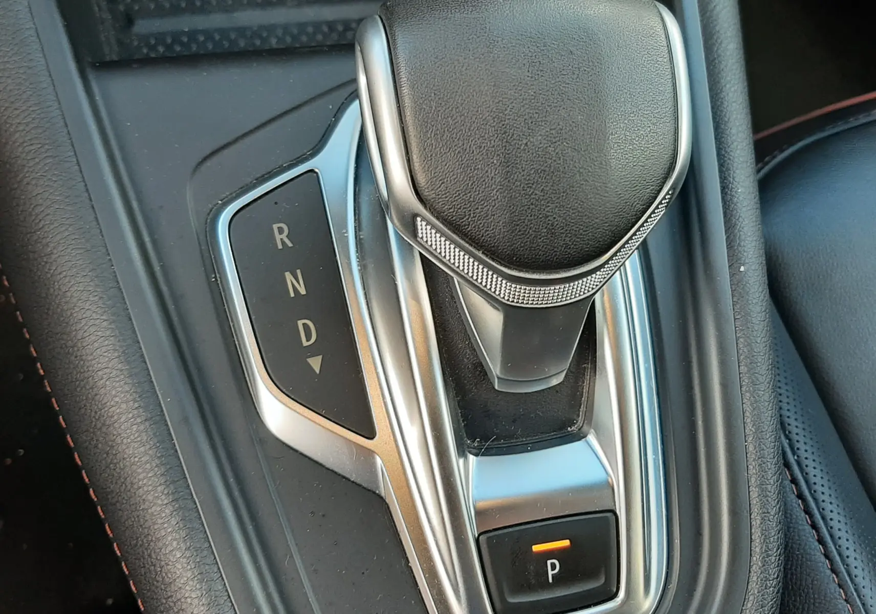 Le levier de vitesses automatique noir et chrome du Renault Captur 1.3 TCE 130CH Initial Paris vu en gros plan intérieur.