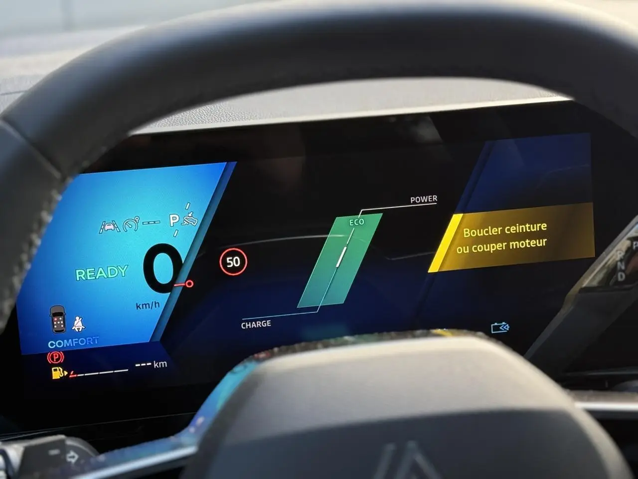 Tableau de bord numérique du Renault Espace VI hybride, affichage mode Eco et alertes de sécurité visibles.