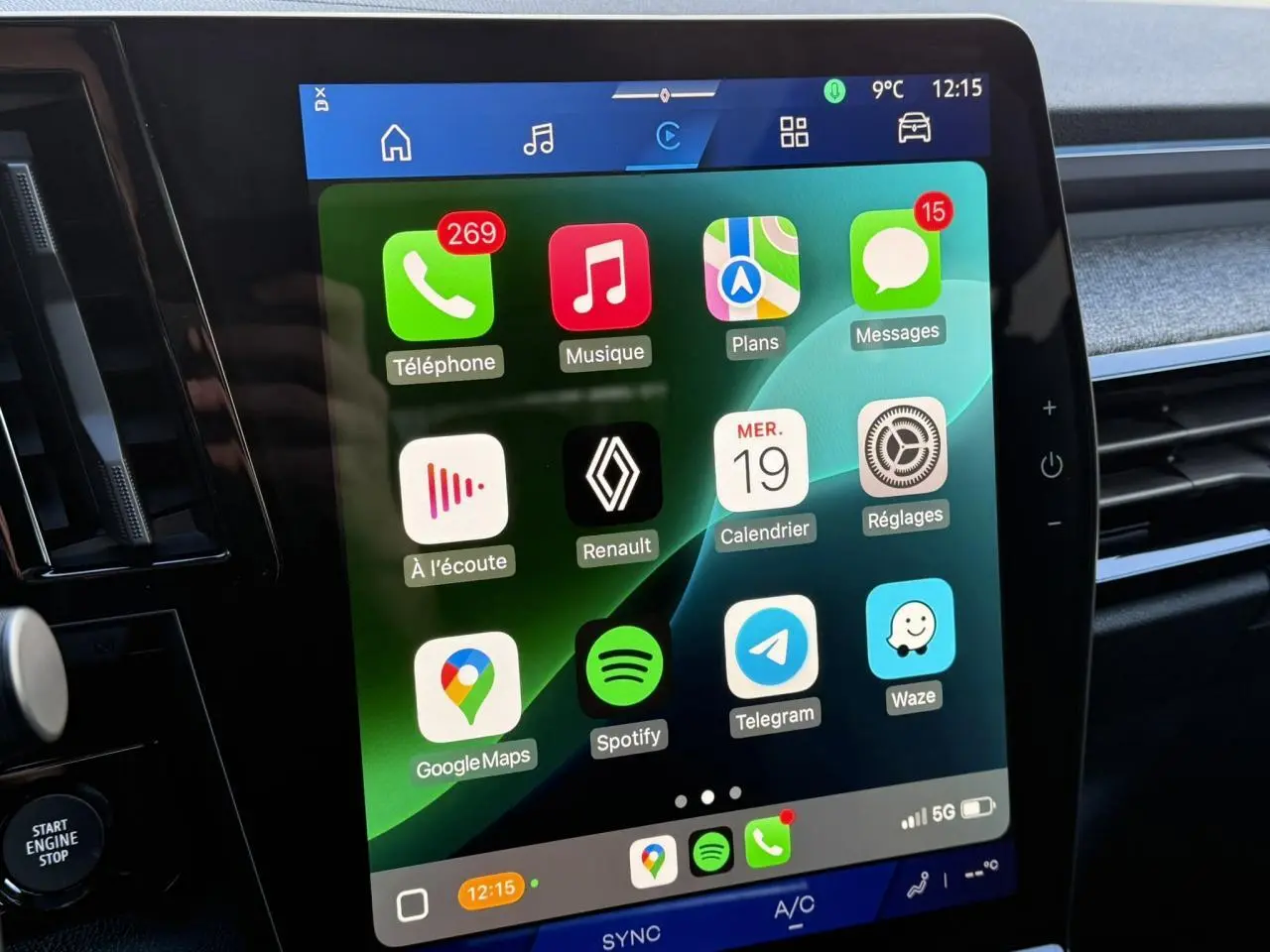 Écran tactile central du Renault Espace VI noir étoilé affichant Apple CarPlay avec applications de navigation et musique.