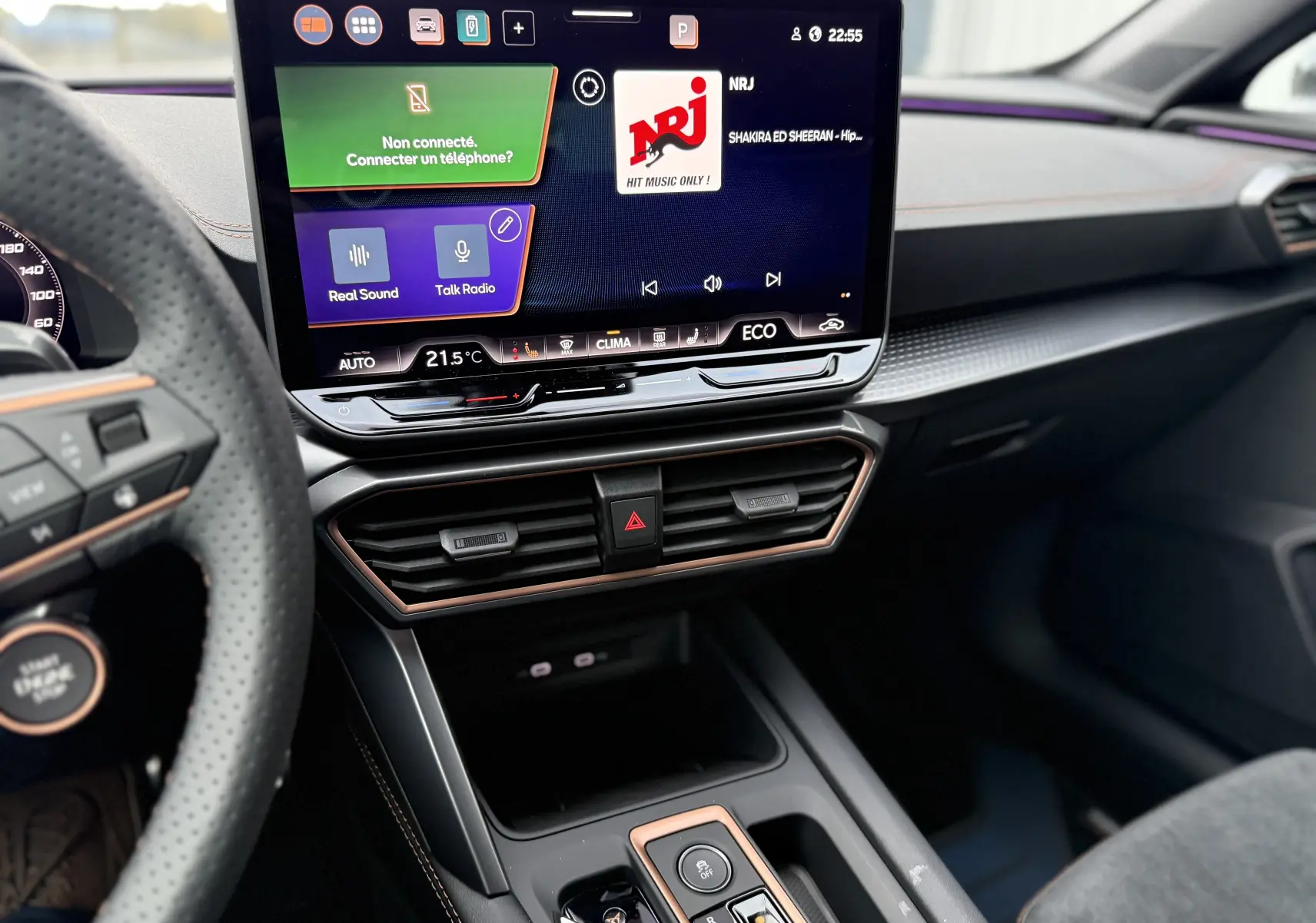 Vue intérieure centrée sur l’écran tactile et la console centrale du CUPRA Formentor 1.5 eHybrid noir minuit, avec détails cuivrés.