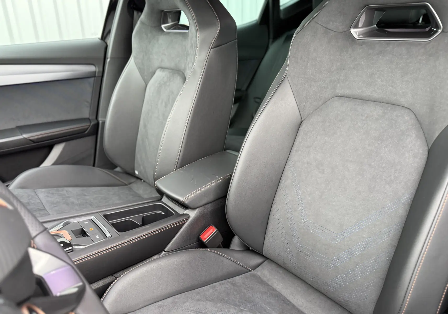 Gros plan sur les sièges avant en cuir et alcantara gris foncé du CUPRA Formentor 1.5 eHybrid 2025, avec surpiqûres contrastées.